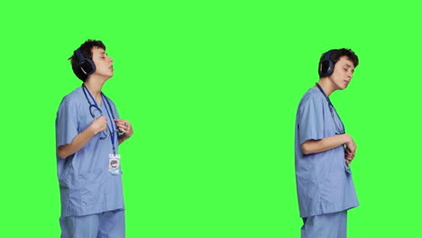 Enfermera-Alegre-Cantando-Y-Bailando-Con-Auriculares-Inalámbricos-Puestos